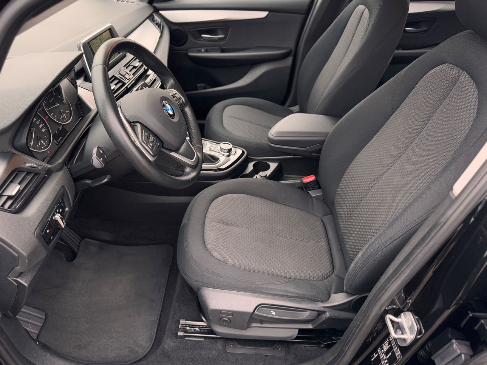 Fahrzeugabbildung BMW 218i Active Tourer Advantage*AUTOMATIK|NAVI|PDC*