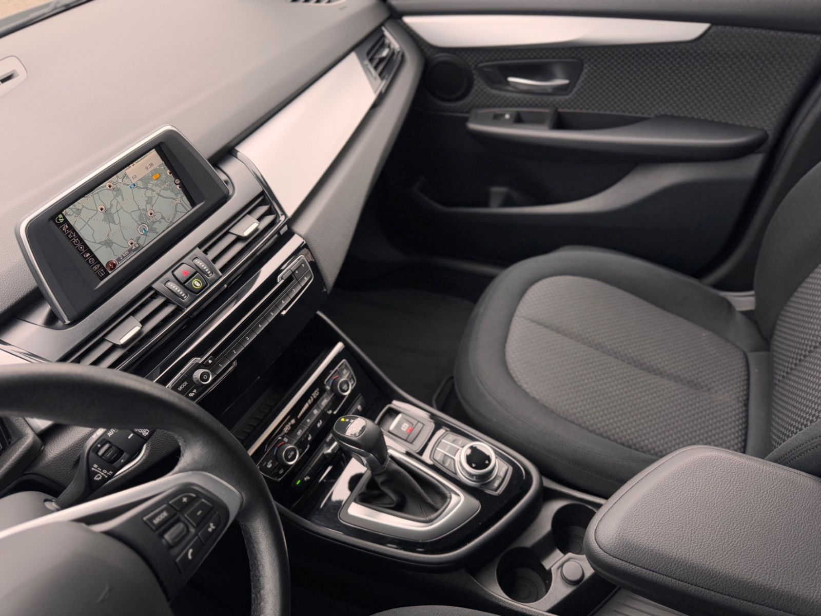 Fahrzeugabbildung BMW 218i Active Tourer Advantage*AUTOMATIK|NAVI|PDC*
