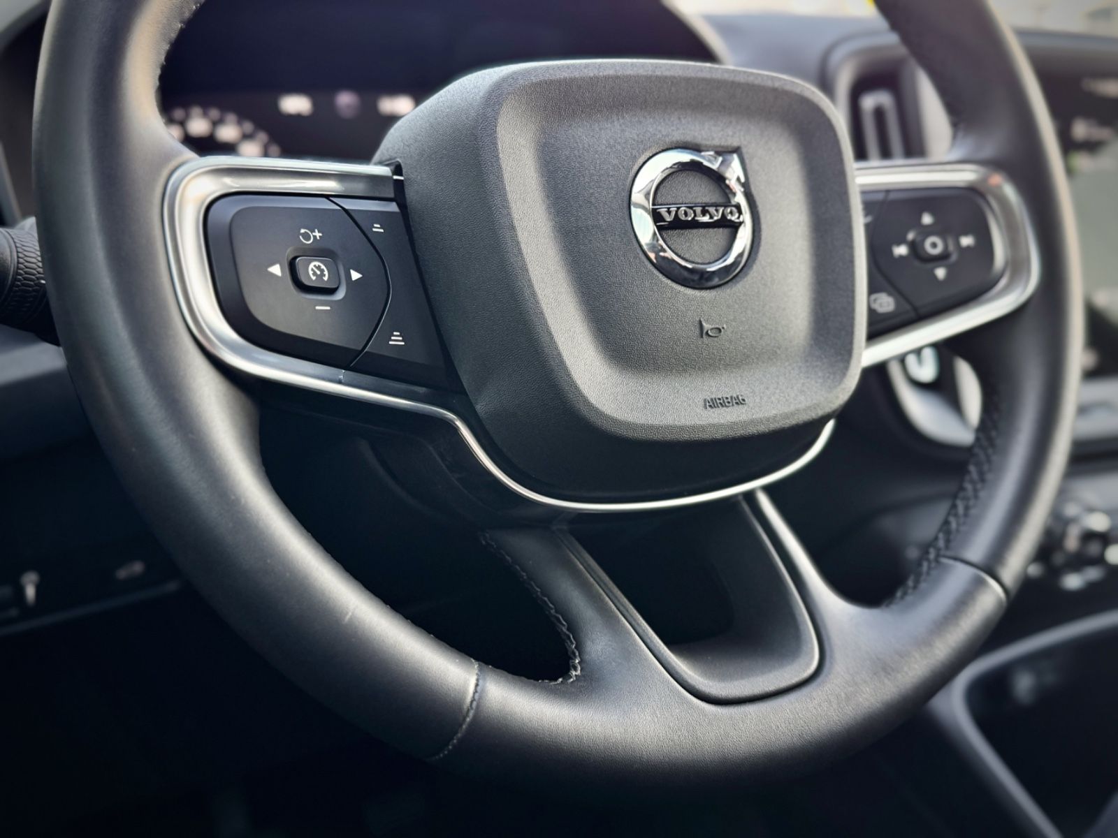 Fahrzeugabbildung Volvo XC40 1.5T3 Momentum Core*NAV|CAM|PDC|SHZ|LED*