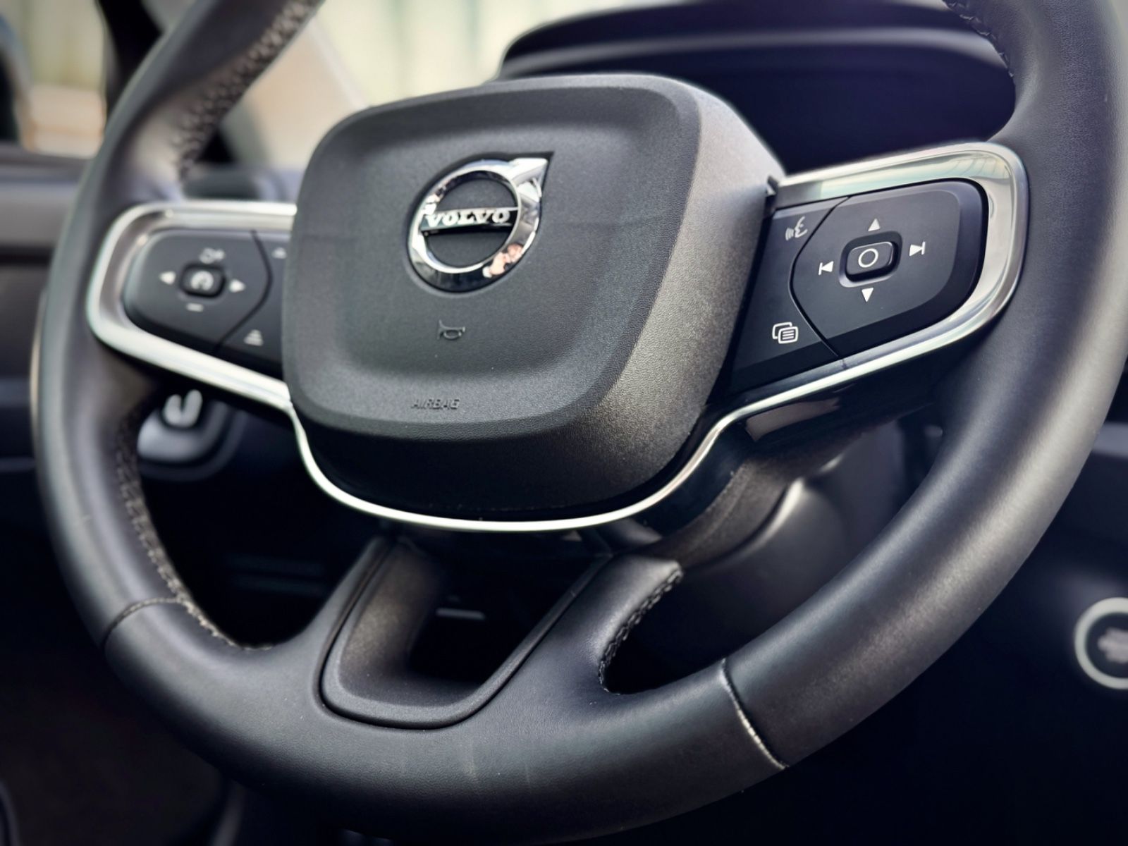 Fahrzeugabbildung Volvo XC40 1.5T3 Momentum Core*NAV|CAM|PDC|SHZ|LED*